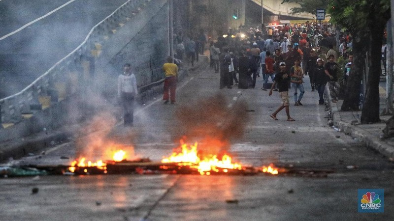 Petugas brimob gabungan menghalau para demonstran yang anarkis di Kawasan Tanah Abang, Jakarta Pusat, Rabu (22/5/2019).