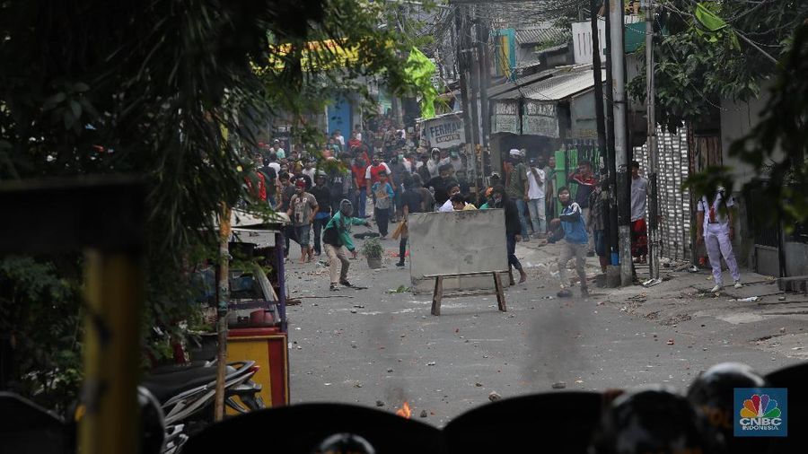 Jakarta, CNBC Indonesia - Bentrokan massa demonstran dengan Brimob dan TNI di fly over Jati Baru, Kota Bambu terus berlanjut, hingga Rabu (22/5/2019) sore.