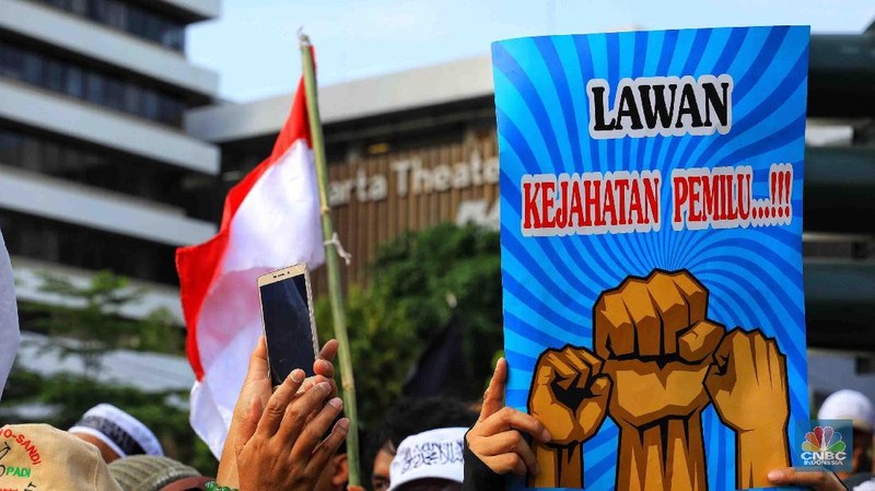 Jakarta, CNBC Indonesia - Ribuan massa telah berkumpul di dekat Kantor Bawaslu, Kawasan Thamrin, Jakarta Pusat untuk memprotes Pemilu curang, Rabu (22/5/2019).