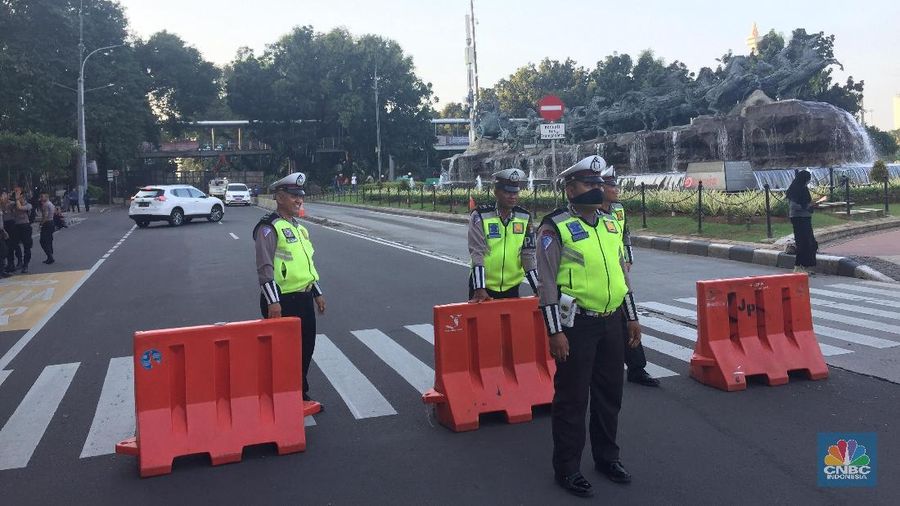 Jakarta, CNBC Indonesia - Aparat kepolisian telah menutup Jalan Medan Merdeka Barat, mengantisipasi pergerakan massa yang ingin bergerak ke Istana Merdeka.