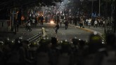 Personel kepolisian berjalan keluar dari barisan barikade saat kericuhan Aksi 22 Mei yang terjadi di Jalan Brigjen Katamso, Slipi, Jakarta, Rabu (22/5/). (ANTARA FOTO/M Risyal Hidayat/wsj).