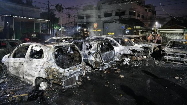 Belasan Mobil Terbakar di Asrama Brimob, Warga Ditangkap