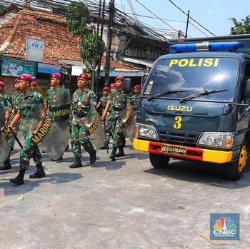 Penampakan Marinir dan Brimob Hadang Massa Demo 22 Mei