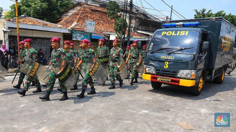 Prajurit Marinir Angkatan Laut bersama Brimob Polri diterjunkan untuk mengamankan situasi di Jalan KS Tubun, Jakarta Pusat, Rabu (22/5/2019).