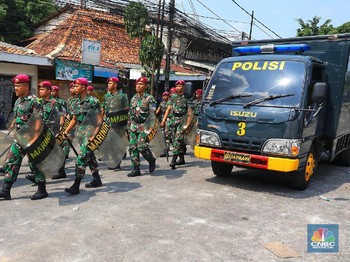 Penampakan Marinir dan Brimob Hadang Massa Demo 22 Mei