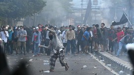 FOTO: Bentrok Massa dengan Polisi, Jalan KS Tubun Lumpuh