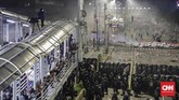 Demonstrasi terkait dugaan kecurangan pemilu di depan Bawaslu, kawasan MH Thamrin, Jakarta Pusat, memasuki hari kedua pada Rabu (22/5). Demo yang awalnya damai, berujung rusuh tak lama setelah maghrib selesai. (CNN Indonesia/Adhi Wicaksono)