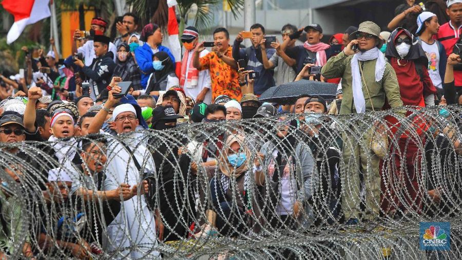 Jakarta, CNBC Indonesia - Ribuan massa telah berkumpul di dekat Kantor Bawaslu, Kawasan Thamrin, Jakarta Pusat untuk memprotes Pemilu curang, Rabu (22/5/2019).