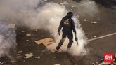 Gas air mata yang dilepaskan berkali-kali tak mampu membuyarkan konsentrasi massa. Asap putih pekat mengepul di jalan-jalan di sekitar lokasi kerusuhan. (CNN Indonesia/Safir Makki)
