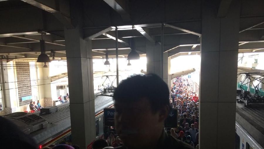 Imbas demo ricuh, penumpang di stasiun Kebayoran membludak karena tidak bisa melanjutkan perjalanan ke stasiun Palmerah dan Tanah Abang