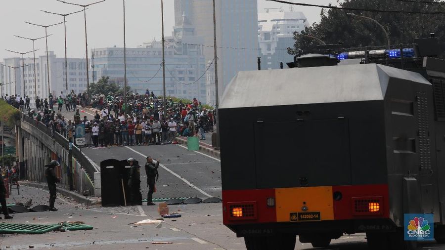 Jakarta, CNBC Indonesia - Bentrokan massa demonstran dengan Brimob dan TNI di fly over Jati Baru, Kota Bambu terus berlanjut, hingga Rabu (22/5/2019) sore.