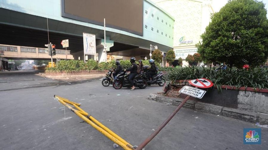 Kerugian di pasar Tanah Abang akibat kerusuhan kemarin diperkirakan mencapai Rp 700 miliar.