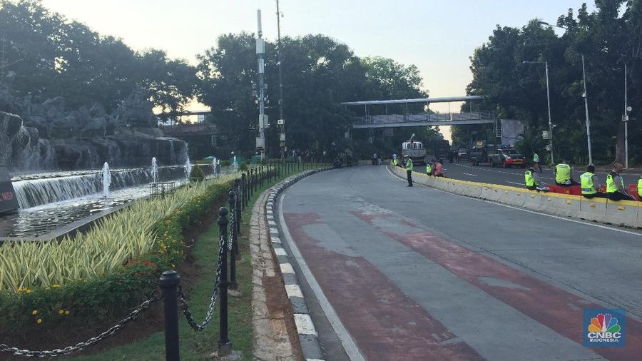 Jakarta, CNBC Indonesia - Aparat kepolisian telah menutup Jalan Medan Merdeka Barat, mengantisipasi pergerakan massa yang ingin bergerak ke Istana Merdeka.