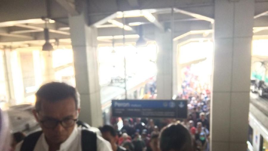 Imbas demo ricuh, penumpang di stasiun Kebayoran membludak karena tidak bisa melanjutkan perjalanan ke stasiun Palmerah dan Tanah Abang