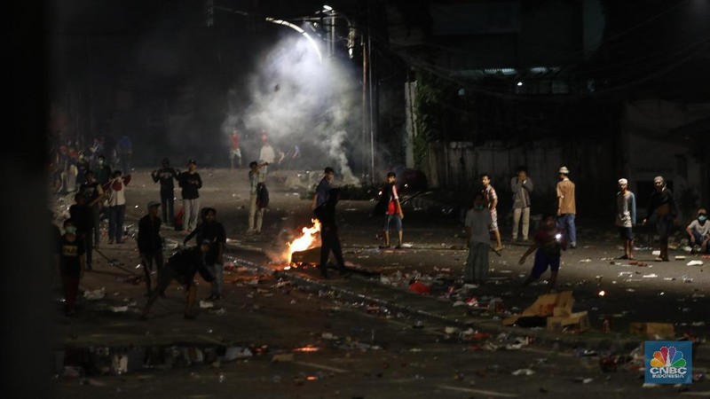 Jakarta, CNBC Indonesia - Bentrokan antara demonstran anti pemilu curang dengan pihak keamanan di Slipi terus berlanjut hingga Rabu (22/5/2019) malam.