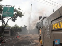Demo 22 Mei, Helikopter Ngebom Demonstran Pakai Air Kali