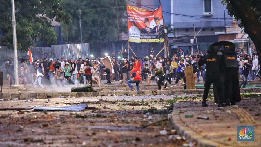 Petugas brimob gabungan menghalau para demonstran yang anarkis di Kawasan Tanah Abang, Jakarta Pusat, Rabu (22/5/2019).