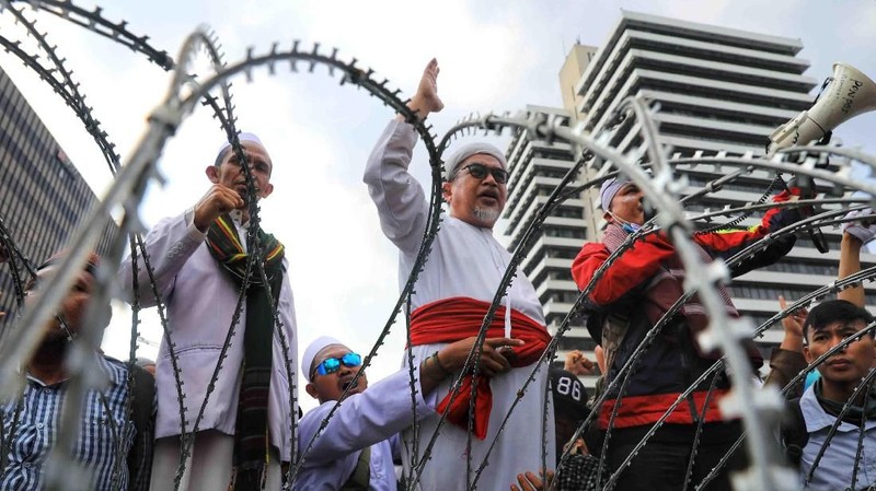 Jakarta, CNBC Indonesia - Ribuan massa telah berkumpul di dekat Kantor Bawaslu, Kawasan Thamrin, Jakarta Pusat untuk memprotes Pemilu curang, Rabu (22/5/2019).