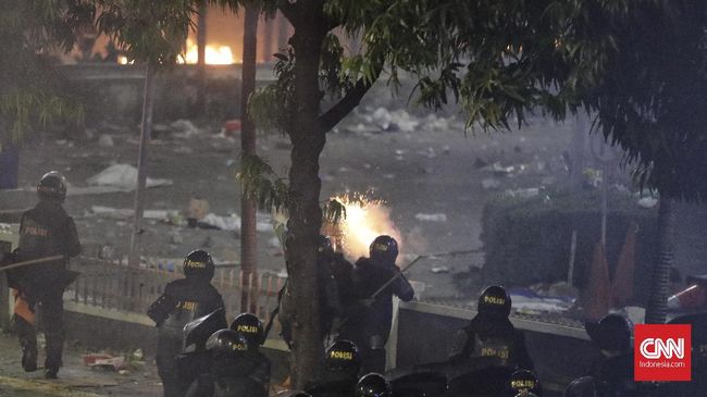 Seorang Bercadar dan Berpakaian Hitam Sempat Provokasi Polisi