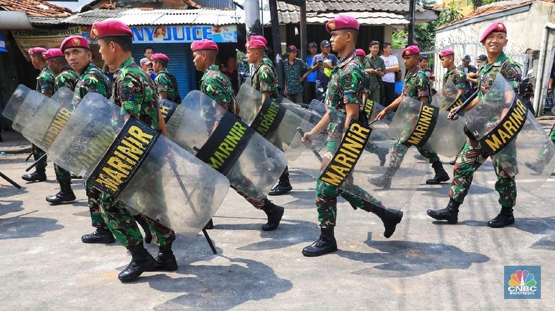 Prajurit Marinir Angkatan Laut bersama Brimob Polri diterjunkan untuk mengamankan situasi di Jalan KS Tubun, Jakarta Pusat, Rabu (22/5/2019).