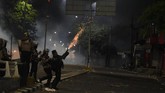 Personel TNI diterjunkan untuk menenangkan massa di depan gedung Wisma 77 Tower 2. Personel TNI juga membantu memadamkan api yang membakar bus. (ANTARA FOTO/Muhammad Adimaja/wsj).