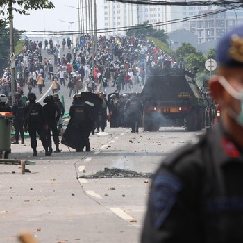 Penampakan Bentrokan di Fly Over Jati Baru Tanah Abang