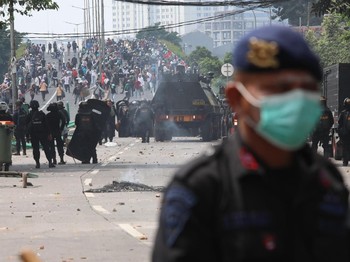 Penampakan Bentrokan di Fly Over Jati Baru Tanah Abang