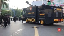 VIDEO: Protes Hasil Pemilu, Massa Bakar Pos Polisi Pontianak