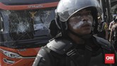 Diketahui, bentrokan terjadi sejak Rabu dini hari terkait dengan hasil rekapitulasi Pemilu 2019. KPU mengumumkan Jokowi-Ma'ruf Amin sebagai pemenang Pilpres 2019. (CNN Indonesia/Adhi Wicaksono)