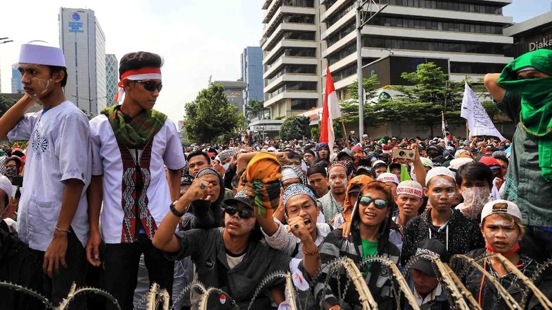 Jakarta, CNBC Indonesia - Ribuan massa telah berkumpul di dekat Kantor Bawaslu, Kawasan Thamrin, Jakarta Pusat untuk memprotes Pemilu curang, Rabu (22/5/2019).