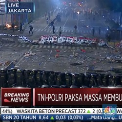 LIVE: Situasi Makin Memanas, Polisi Pukul Mundur Massa