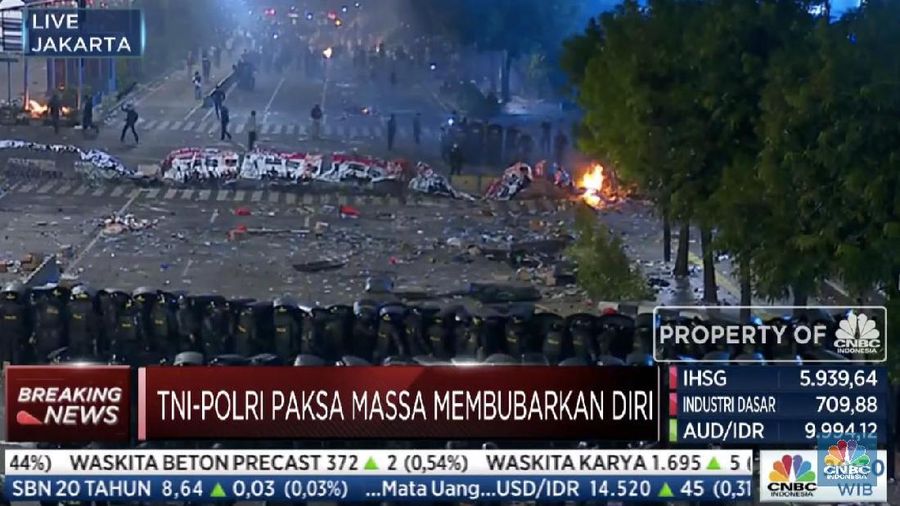 Massa yang sejak pagi menggelar demo di kawasan Thamrin atau tepatnya di dekat kantor Bawaslu kembali memanas malam ini.