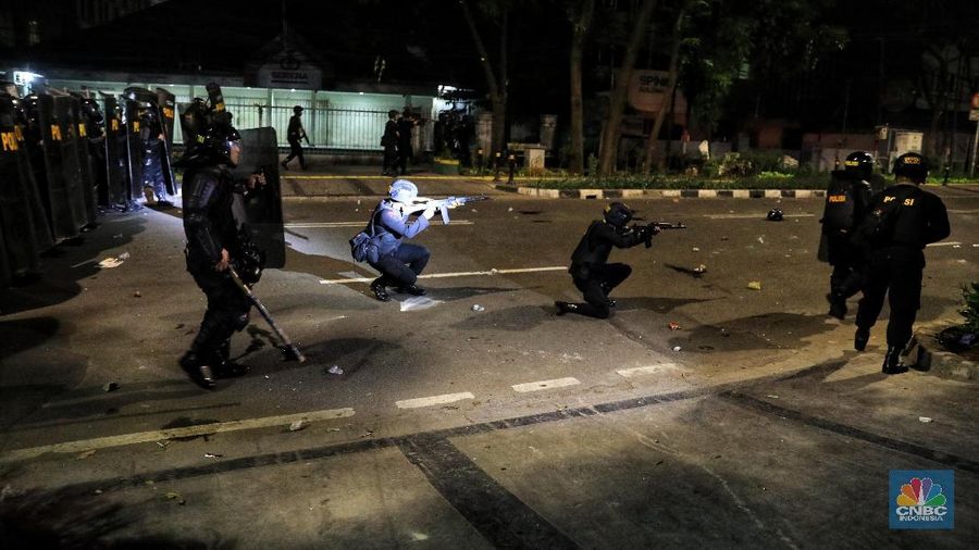 Kericuhan terjadi antara massa dan aparat keamanan di sejumlah titik di Jakarta, Rabu (22/5/2019) dini hari WIB.