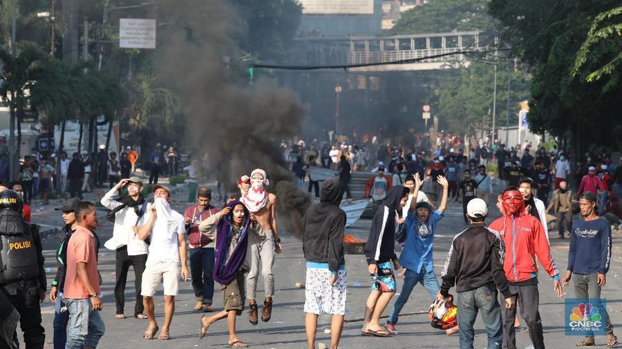 Gubernur DKI Jakarta Anies Baswedan telah menyebutkan terdapat 200 orang luka-luka buntut kericuhan demo di Bawaslu semalam.