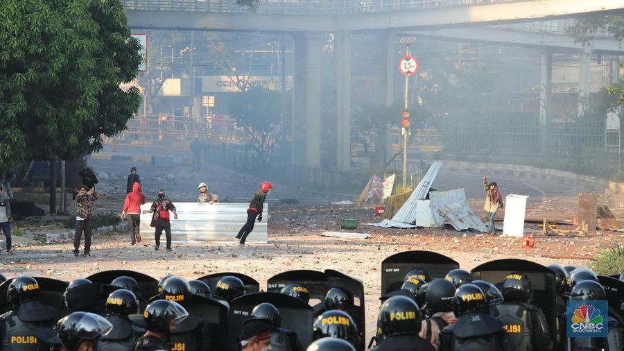 Massa demo yang berujung ricuh di Jakarta dini hari tadi ternyata datang dari luar daerah. Polisi mendapatkan amplop berisi uang.