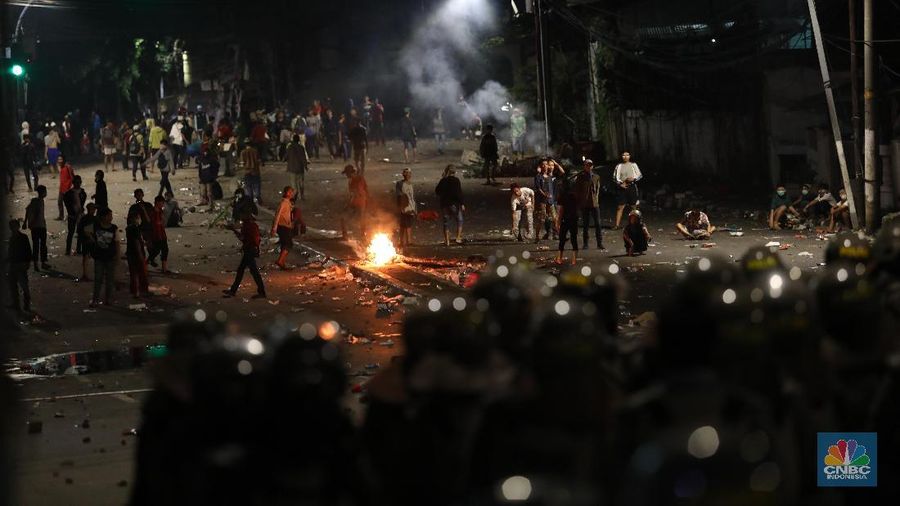 Jakarta, CNBC Indonesia - Bentrokan antara demonstran anti pemilu curang dengan pihak keamanan di Slipi terus berlanjut hingga Rabu (22/5/2019) malam.