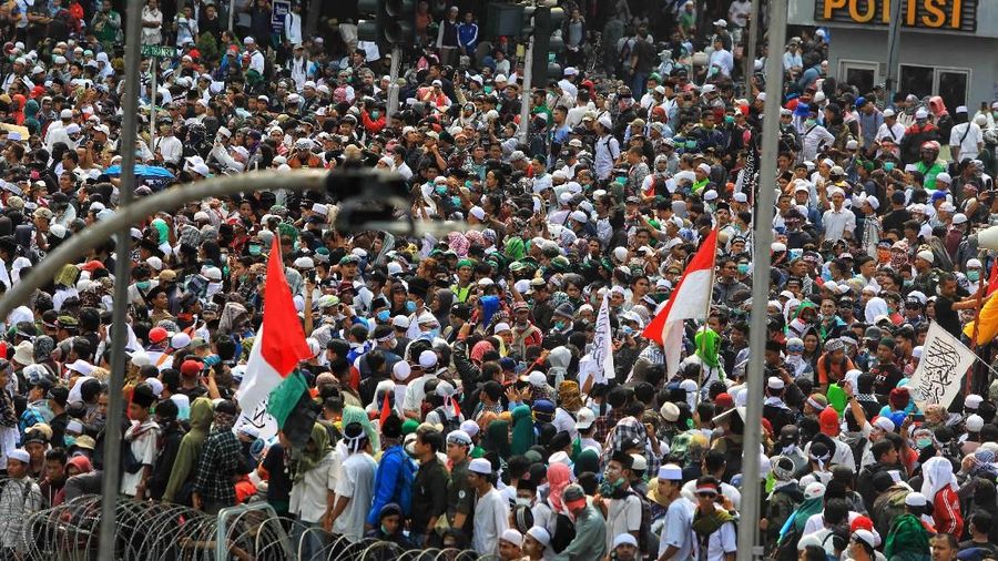 Jakarta, CNBC Indonesia - Ribuan massa telah berkumpul di dekat Kantor Bawaslu, Kawasan Thamrin, Jakarta Pusat untuk memprotes Pemilu curang, Rabu (22/5/2019).