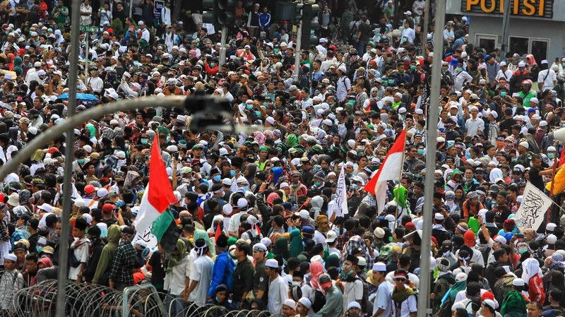 Jakarta, CNBC Indonesia - Ribuan massa telah berkumpul di dekat Kantor Bawaslu, Kawasan Thamrin, Jakarta Pusat untuk memprotes Pemilu curang, Rabu (22/5/2019).