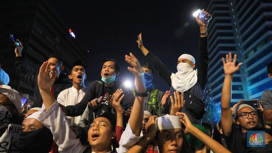 Momen buka bersama para aparat keamanan hingga bentrokan mewarnai aksi demo 22 Mei kemarin, di Kantor Bawaslu, Jakarta.