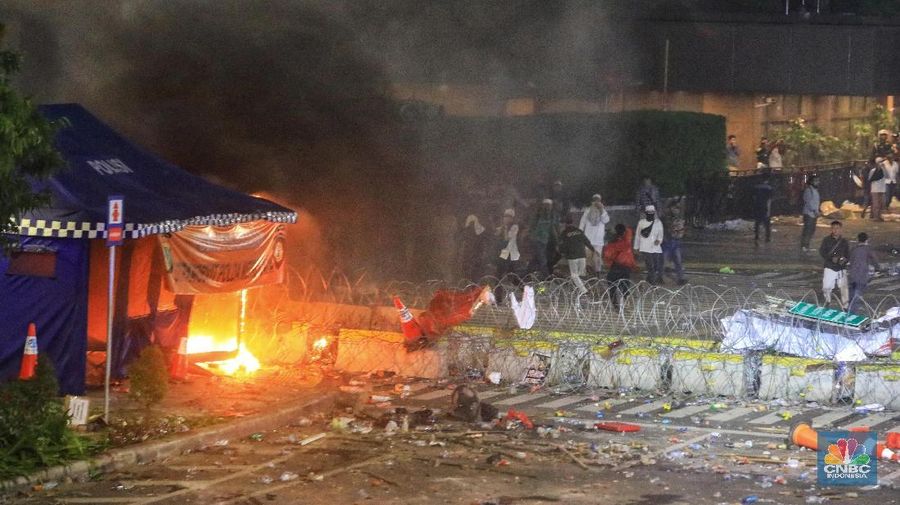 Sejumlah massa demonstran melempar batu ke arah aparat keamanan yang berjaga di Kantor Bawaslu, Jakarta, Rabu (22/5/2019) malam.