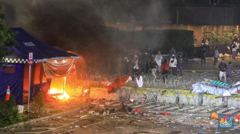Sejumlah massa demonstran melempar batu ke arah aparat keamanan yang berjaga di Kantor Bawaslu, Jakarta, Rabu (22/5/2019) malam.
