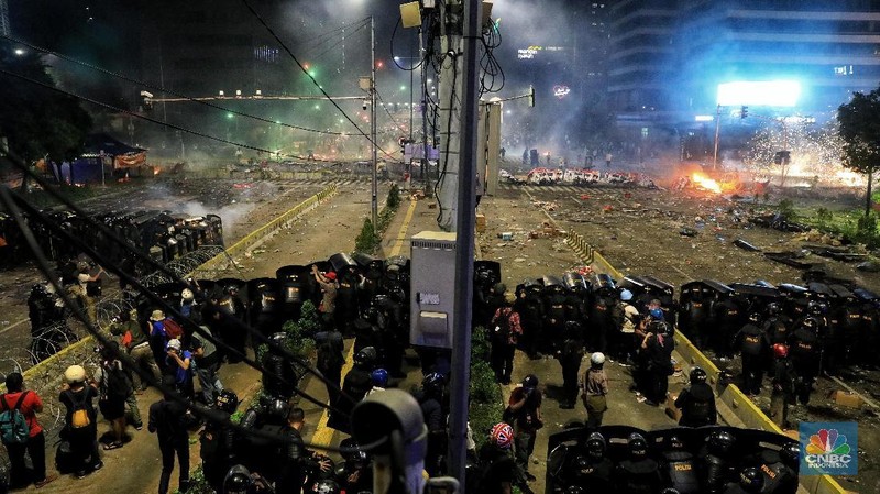 Sejumlah massa demonstran melempar batu ke arah aparat keamanan yang berjaga di Kantor Bawaslu, Jakarta, Rabu (22/5/2019) malam.