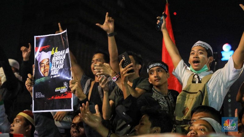 Sejumlah massa demonstran melempar batu ke arah aparat keamanan yang berjaga di Kantor Bawaslu, Jakarta, Rabu (22/5/2019) malam.