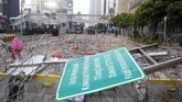 Kerusuhan di sekitaran wilayah MH. Thamrin, Jakarta, Selasa (21/5) hingga Kamis (22/5) dini hari, menyisakan puing-puing dan kerusakan marka jalan. (ANTARA FOTO/Yulius Satria Wijaya)