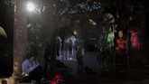 Seorang perempuan menulis, dengan refleksi orang-orang di Biara Sant Cugat, Catalonia, Spanyol. (AP/Emilio Morenatti)