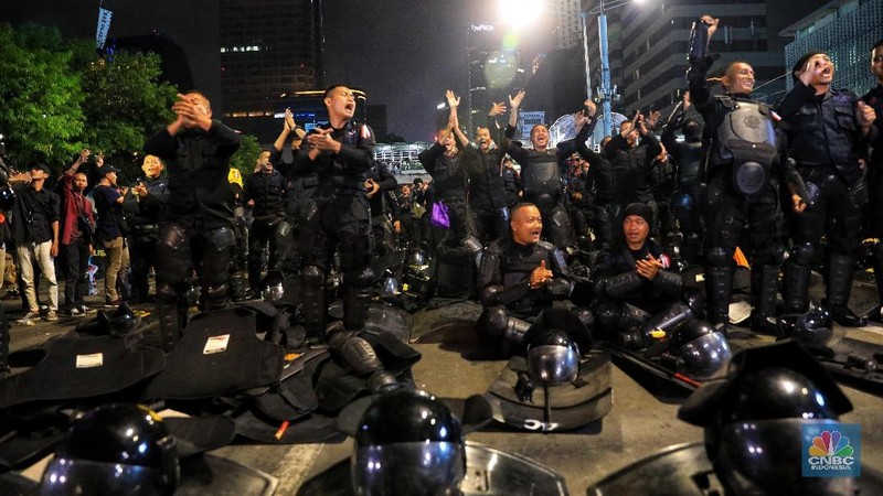 Momen buka bersama para aparat keamanan hingga bentrokan mewarnai aksi demo 22 Mei kemarin, di Kantor Bawaslu, Jakarta.