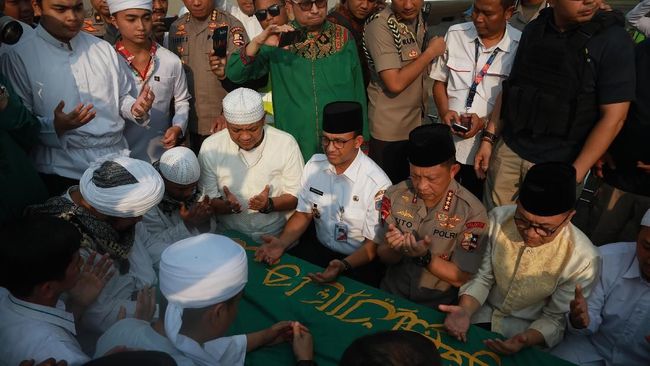 Kapolri hingga Zulhas Sambut Jenazah Arifin Ilham di Halim