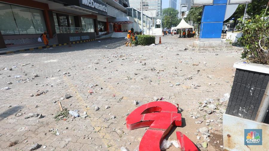 Beberapa kerusakan terjadi di pertokoan Sarinah usai aksi demo 22 Mei yang menolak hasil Pilpres 2019.