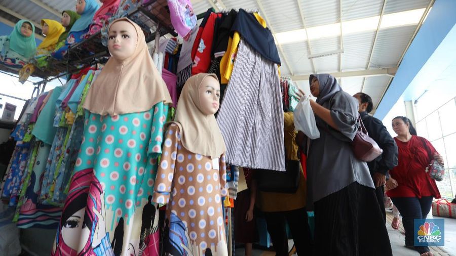 Suasana pertokoan baju di Skybridge Tanah Abang, Jakarta, Kamis 23/5. Sehari setelah kerusuhan massa di Jati Baru aktivitas pedagang di Skybridge Tanah Abang  kembali dibuka.  Terlihat sejumlah pembeli juga mulai datang membeli dan menawar baju. Stasiun Tanah Abang juga kembali berjalan normal, sehingga akses pengunjung keluar stasiun bisa mampir ke Skybridge Tanah Abang dan terlihat ramai.   (CNBC Indonesia/Muhammad Sabki)
