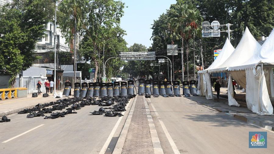 Meskipun telah kondusif, barikade kawat berduri masih terpasang sehinga kendaraan masih belum bisa melintas di Bawaslu.